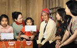 Chủ tịch Hội LHPN Việt Nam Lê Thị Thủy động viên, tặng quà trẻ em có hoàn cảnh khó khăn tại Nghệ An