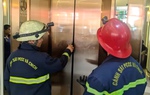 Giải cứu 7 phụ nữ mắc kẹt trong thang máy thẩm mỹ viện ở TPHCM