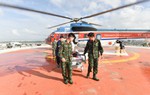 Đưa 2 bệnh nhân nguy kịch từ Trường Sa về đất liền điều trị