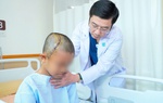 Áp dụng kỹ thuật mổ sọ thức tỉnh cho bé trai 12 tuổi bị u não