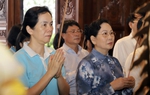 Chủ tịch Hội LHPN Việt Nam Lê Thị Thủy dâng hương tại Bến tàu không số K15, Hải Phòng