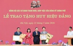 Phó Thủ tướng Thường trực Phạm Gia Túc trao Huy hiệu Đảng cho đảng viên Đảng bộ Chính phủ
