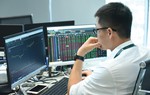 Cổ phiếu ngân hàng nâng đỡ VN-Index, song đà giảm của nhóm Vingroup vẫn lấn át