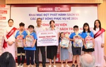 Trao nhiều phần quà cho các em nhỏ tại Nhà may mắn