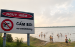 Bất chấp biển cấm, nhiều người vẫn xuống sông Hồng tắm giải nhiệt