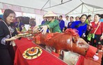 Chợ phiên truyền thống hút khách bằng thịt lợn quay, bánh dày và hát dân ca