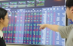 Dầu khí bứt tốc cuối phiên, VN-Index vẫn chưa thể thoát trạng thái giằng co