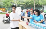 Thi vào lớp 10 ở Hà Nội: Hội viên phụ nữ tiếp sức cho thí sinh giữa tiết trời oi bức