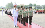 Đoàn đại biểu tham dự chương trình "Trại hè Yêu thương 2026" vào Lăng viếng Bác