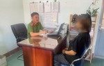 Xin đi vệ sinh nhờ, thiếu nữ 15 tuổi sinh con rồi giấu sau bồn cầu