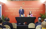 Top leader meets Vietnamese embassy staff, community in Sri Lanka