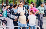 TPHCM: Xúc động mẹ đơn thân sát cánh bên con trong kỳ thi tuyển vào lớp 10