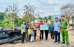 Phụ nữ Công an Gia Lai hỗ trợ gia đình bị thiệt hại nặng nề do hỏa hoạn