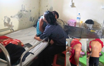 Người mẹ từ Nga về gặp con trai nghi bị bạo hành ở Nghệ An