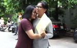 Thi tốt nghiệp THPT 2026: Những trái tim người mẹ “thi theo con" bên cổng trường