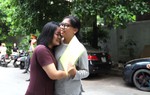 Thi tốt nghiệp THPT 2026: Những trái tim người mẹ “thi theo con" bên cổng trường