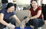 Thi tốt nghiệp THPT 2026: Người dân mời 300 thí sinh "ăn cỗ" ngay sau môn thi đầu tiên
