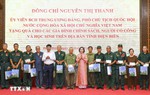 Phó Chủ tịch Quốc hội Nguyễn Thị Thanh tặng quà gia đình chính sách ở Điện Biên
