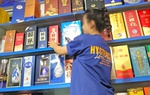 Tràn lan hàng hóa Trung Quốc không tem tiếng Việt tại nhiều cửa hàng ở Hà Nội