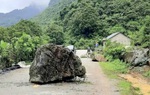Kinh hoàng đá lở xuống đường, lăn vào nhà dân ở Cao Bằng