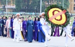 Đoàn Đại biểu dự Đại hội Phụ nữ toàn quốc lần thứ XIV vào Lăng viếng Chủ tịch Hồ Chí Minh