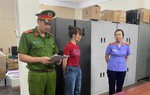 Khởi tố người phụ nữ sản xuất hơn 650.000 gói băng vệ sinh, bỉm giả