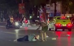 Khống chế đối tượng nhiễm HIV cầm 2 dao bầu chém loạn xạ trên phố
