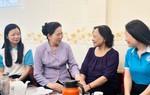 Chủ tịch Hội LHPN Việt Nam Lê Thị Thủy tri ân các thành viên Tiểu đội 11 cô gái sông Hương anh hùng