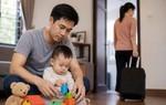 Mẹ bỏ con từ nhỏ, cha được trao quyền nuôi dưỡng