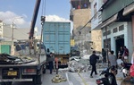 Sau cú đâm mạnh của xe container, 1 lán nhà dân bị sập hoàn toàn