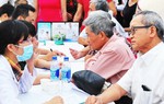 Miễn phí bảo hiểm y tế cho người từ 65 tuổi: "Tấm đệm an sinh" từ những điều bình dị