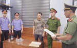 Bắt hiệu trưởng ép giáo viên đưa tiền để được dạy học