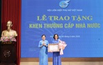 Phó Chủ tịch Hội LHPN Việt Nam Nguyễn Thị Minh Hương nhận Bằng khen của Thủ tướng Chính phủ
