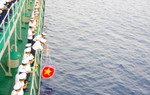 Xúc động lễ tưởng niệm các Anh hùng liệt sĩ giữa trùng khơi