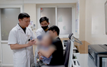Bé trai suýt mù mắt vì viên bi sắt