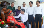 Thủ tướng tặng quà Mẹ Việt Nam anh hùng và dâng hương tưởng niệm các Anh hùng liệt sĩ tại Phú Thọ