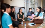 1 ngày sau biến cố, bé gái khuyết tật có thêm những người mẹ đỡ đầu