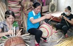 Hà Nội: Phụ nữ Nam Phù đưa nghề truyền thống lên không gian số