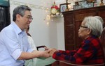 Lãnh đạo TPHCM thăm, tặng quà các gia đình chính sách tiêu biểu