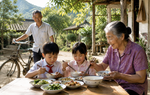 Ông bà thành những người giữ trẻ bất đắc dĩ