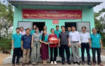Bàn giao nhà Đại đoàn kết cho phụ nữ đơn thân có hoàn cảnh khó khăn