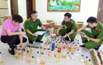Bóc gỡ đường dây nước hoa giả bán tràn lan trên Shopee, khởi tố 13 bị can