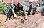 Quân đội chạy đua dựng 24 căn nhà mới cho người dân vùng lũ Mường Than