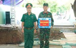 Đoàn công tác Quân khu 7 thăm và tặng quà các lực lượng tìm kiếm, quy tập hài cốt liệt sĩ