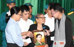 Ôm di ảnh phục dựng của chồng sau gần 60 năm, vợ liệt sĩ bật khóc