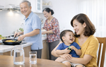 "Lãi" đủ thứ khi sống chung với bố mẹ chồng