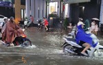 Mưa lớn bất ngờ trút xuống Hà Nội vào giờ tan tầm, nhiều khu vực ngập cục bộ