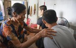 Nỗi cơ cực của người phụ nữ hơn nửa thế kỷ "nuôi" 3 bố con bị nhiễm chất độc da cam