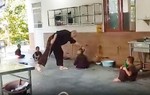 Xác minh clip người mặc áo nâu dùng roi đánh trẻ em