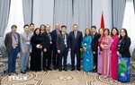 Top leader receives Vietnamese intellectuals, scientists in Australia